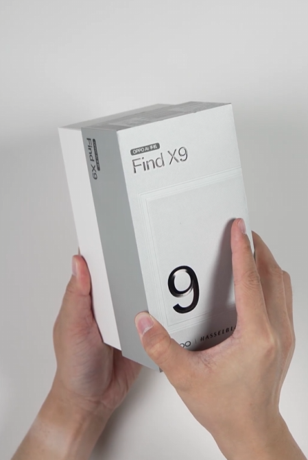 Desempacotamento do carro-chefe OPPO Find X9, com todas as cores reveladas.