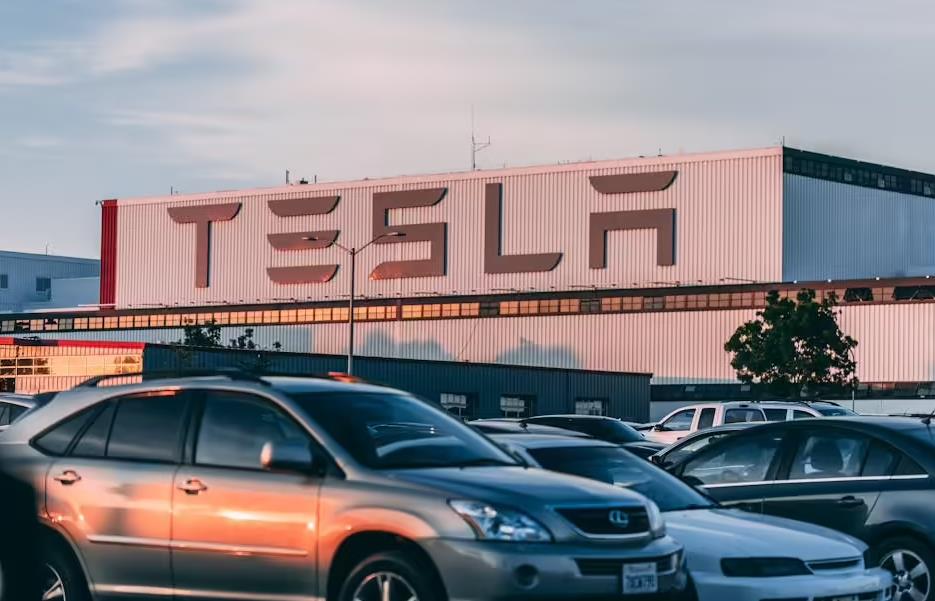 Os acionistas da Tesla protestam contra um pacote de compensação de 1 mil milhões de dólares e exige