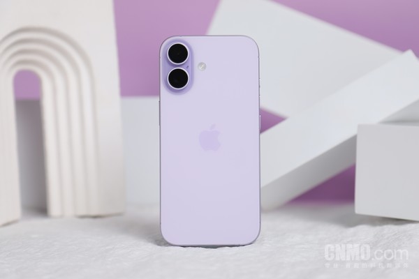 A primeira experiência de um utilizador Android com o iPhone 17 padrão: um modelo de ecrã recto pequ