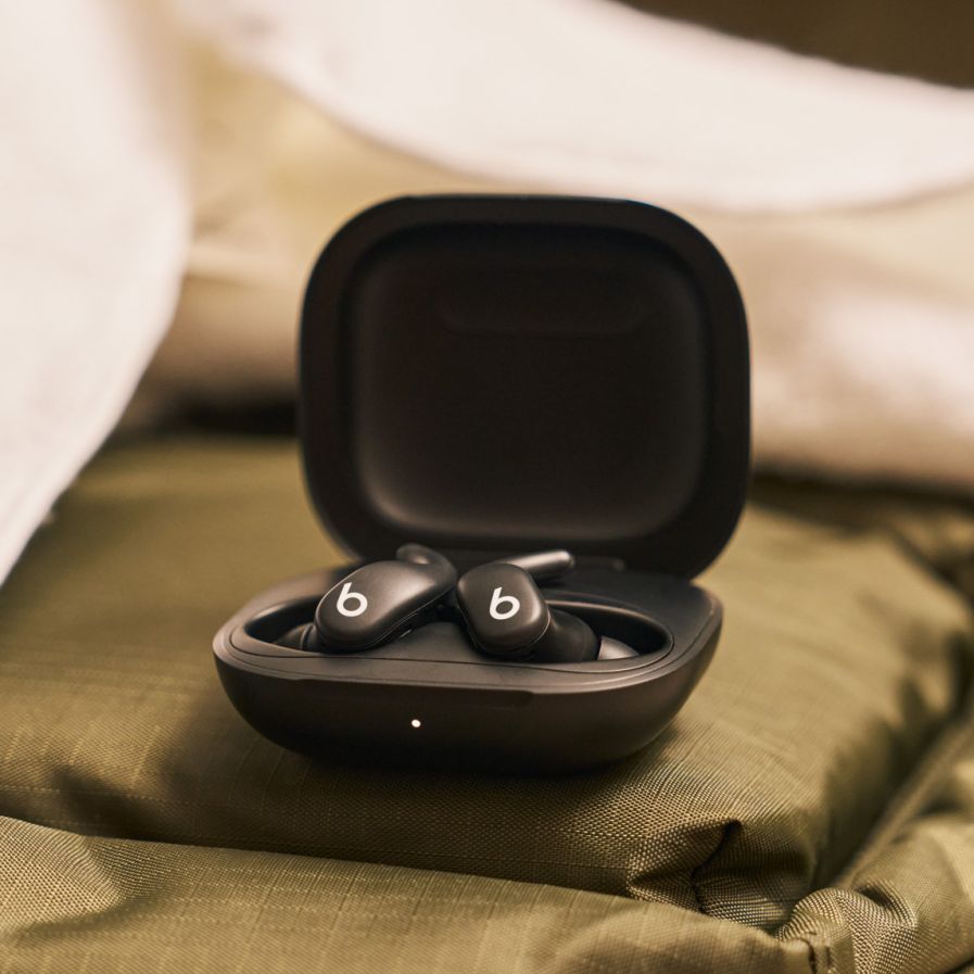 Anúncio do Powerbeats Fit: chip da Apple, resistência à água e até 30 horas de duração da bateria.